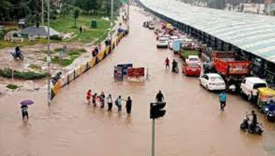 देशभर में लगातार बारिश से कई क्षेत्रों में बाढ़ की चेतावनी जारी